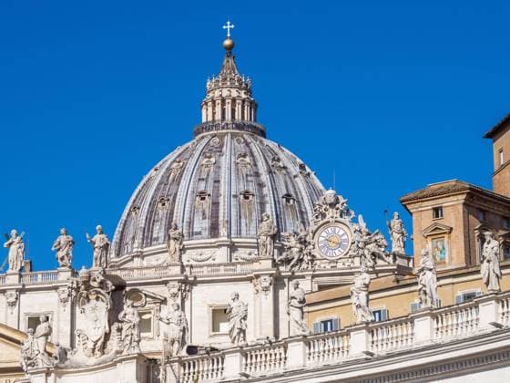 Kuppel und Statuen von Heiligen, Petersdom, Piazza San Pietro, Vatikan, Rom, Italien, Europa *** Dome and statues of saints, St. Peters Basilica, Piazza San Pietro, Vatican, Rome, Italy, Europe Copyright: imageBROKER Karl-HeinzxSchein ibxksc08277052.jpg