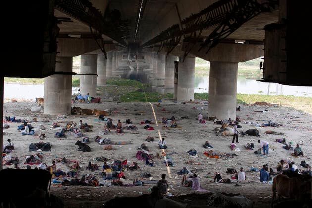 Bilder des Jahres 2022, News 05 Mai News Bilder des Tages Indien, Menschen suchen unter einer Brücke Schutz vor der Hitze in Neu-Delhi (220512) -- NEW DELHI, May 12, 2022 -- People take rest under a bridge to get respite from the hot summer day in New Delhi, India, May 12, 2022. ) INDIA-NEW DELHI-HOT WEATHER JavedxDar 
