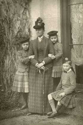 Duchess of Connaught Duchess of Connaught (Princess Louise Margaret of Prussia - 1860-1917) wife of Queen Victoria s third son Arthur Duke of Connaught, pictured c1890 with their three children who are all wearing Scottish tartan. Copyright: xPhoto12 AnnxRonanxPicturexLibraryx ARP15A03_140