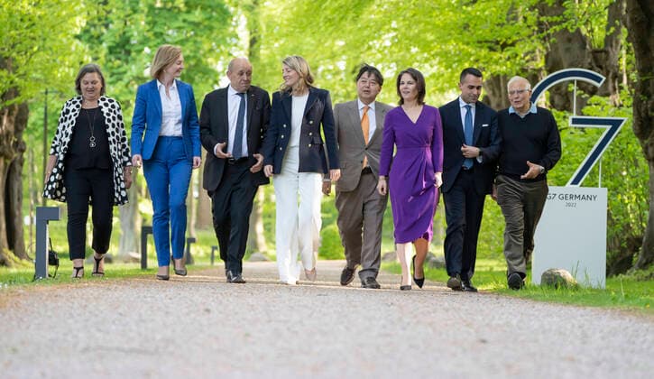 Bilder des Jahres 2022, News 05 Mai News Bilder des Tages G7 Foreign Ministers Meeting Germany May 2022 - G7 Außenministerkonferenz Deutschland Mai 2022 - Family photo - Group photo with - Familienfoto - Gruppenfoto mit Annalena Baerbock, Außenministerin Deutschland, Luigi Di Maio, Außenminister Italien, Yoshimasa Hayashi, jap. æž— èä³æ­£ Hayashi Yoshimasa, Außenminister Japan, Jean-Yves Le Drian, Außenminister Frankreich, MÃ lanie Melanie Joly, Außenministerin Kanada, Elizabeth Liz Truss, Außenministerin Großbritannien UK, Josep JosÃ Borrell, Außenbeauftrater Europäische Union EU Antony Blinken, Außenminister Vereinigte Staaten von Amerika USA, muss sich wegen einer Coronaerkrankung vertreten lassen;G7 Foreign Ministers Meeting Germany May 2022 - G7 Außenministerkonferenz Deutsch