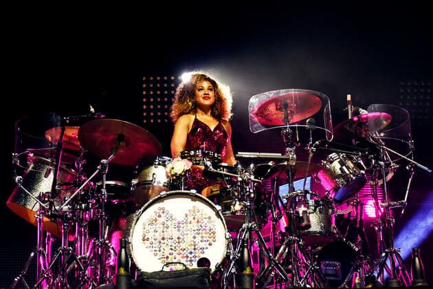 Schlagzeugerin Cherisse Osei (Simple Minds) bei einem Konzert der Celebrating 40 Years of Hits -Tour in der Halle Münsterland in Münster. Drummer Cherisse Osei (Simple Minds) at a concert of the Celebrating 40 Years of Hits tour at the Halle Münsterland in Münster. snapshot-photography D.Vorndran