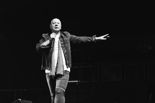 Jim Kerr (Simple Minds) bei einem Konzert der Celebrating 40 Years of Hits -Tour in der Halle Münsterland in Münster. Jim Kerr (Simple Minds) at a concert of the Celebrating 40 Years of Hits tour at the Halle Münsterland in Münster. snapshot-photography D.Vorndran