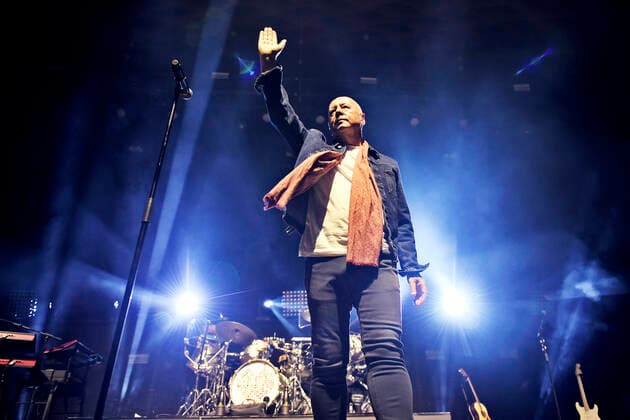 Jim Kerr (Simple Minds) bei einem Konzert der Celebrating 40 Years of Hits -Tour in der Halle Münsterland in Münster. Jim Kerr (Simple Minds) at a concert of the Celebrating 40 Years of Hits tour at the Halle Münsterland in Münster. snapshot-photography D.Vorndran
