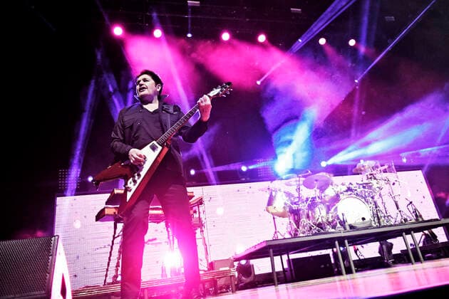 Gitarrist Charlie Burchill (Simple Minds) bei einem Konzert der Celebrating 40 Years of Hits -Tour in der Halle Münsterland in Münster. Guitarist Charlie Burchill (Simple Minds) at a concert of the Celebrating 40 Years of Hits tour at the Halle Münsterland in Münster. snapshot-photography D.Vorndran