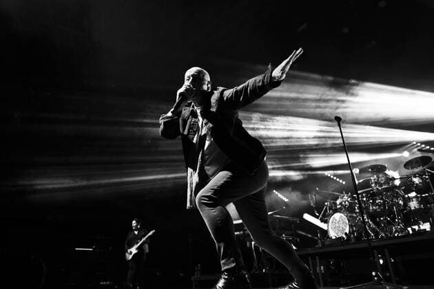 Jim Kerr (Simple Minds) bei einem Konzert der Celebrating 40 Years of Hits -Tour in der Halle Münsterland in Münster. Jim Kerr (Simple Minds) at a concert of the Celebrating 40 Years of Hits tour at the Halle Münsterland in Münster. snapshot-photography D.Vorndran