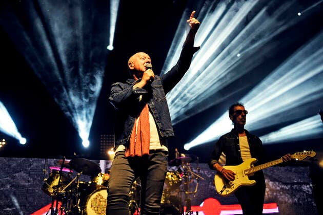 Sänger Jim Kerr und Bassist Ged Grimes (Simple Minds) bei einem Konzert der Celebrating 40 Years of Hits -Tour in der Halle Münsterland in Münster. Singer Jim Kerr and bassist Ged Grimes (Simple Minds) at a concert of the Celebrating 40 Years of Hits tour at the Halle Münsterland in Münster. snapshot-photography D.Vorndran