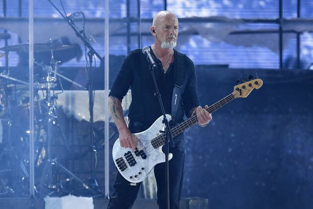 Santiano - Wenn die Kälte kommt Tour 2022 am 11.05.2022 in der Rudolf Weber-Arena in Oberhausen Björn Both, Sänger, Gitarrist ist Bassist der deutschen Band Santiano steht am 11.05.2022 in der Rudolf Weber-Arena in Oberhausen auf der Bühne.