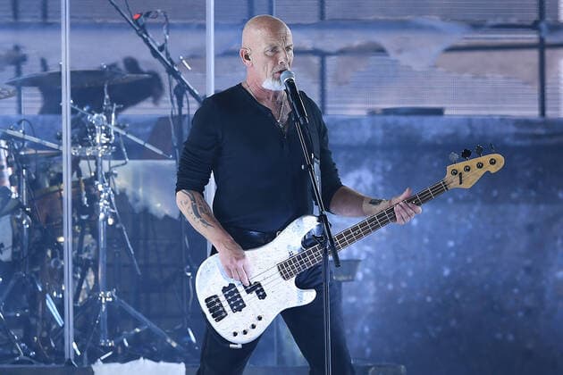Santiano - Wenn die Kälte kommt Tour 2022 am 11.05.2022 in der Rudolf Weber-Arena in Oberhausen Björn Both, Sänger, Gitarrist ist Bassist der deutschen Band Santiano steht am 11.05.2022 in der Rudolf Weber-Arena in Oberhausen auf der Bühne.