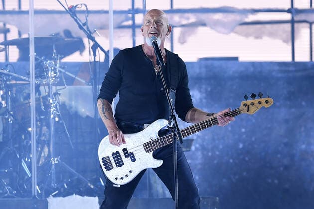 Santiano - Wenn die Kälte kommt Tour 2022 am 11.05.2022 in der Rudolf Weber-Arena in Oberhausen Björn Both, Sänger, Gitarrist ist Bassist der deutschen Band Santiano steht am 11.05.2022 in der Rudolf Weber-Arena in Oberhausen auf der Bühne.
