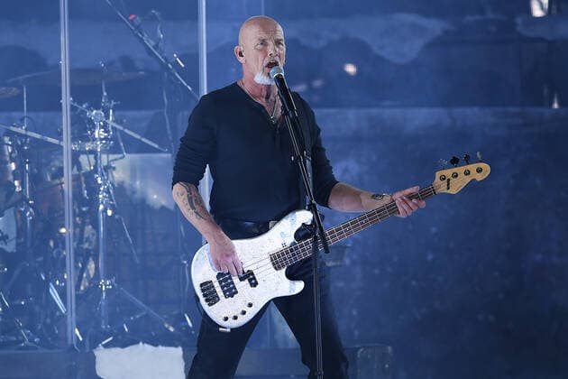 Santiano - Wenn die Kälte kommt Tour 2022 am 11.05.2022 in der Rudolf Weber-Arena in Oberhausen Björn Both, Sänger, Gitarrist ist Bassist der deutschen Band Santiano steht am 11.05.2022 in der Rudolf Weber-Arena in Oberhausen auf der Bühne.