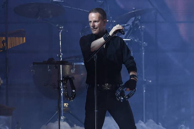 Santiano - Wenn die Kälte kommt Tour 2022 am 11.05.2022 in der Rudolf Weber-Arena in Oberhausen Axel Stosberg, Sänger der deutschen Band Santiano steht am 11.05.2022 in der Rudolf Weber-Arena in Oberhausen auf der Bühne.
