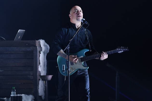 Santiano - Wenn die Kälte kommt Tour 2022 am 11.05.2022 in der Rudolf Weber-Arena in Oberhausen Dirk Schlag, Gitarrist der deutschen Band Santiano steht am 11.05.2022 in der Rudolf Weber-Arena in Oberhausen auf der Bühne.
