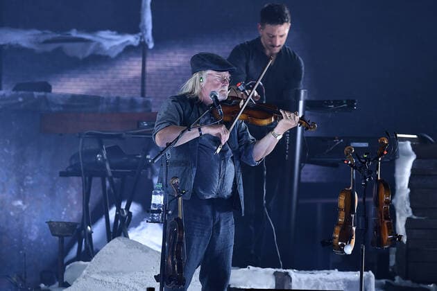Santiano - Wenn die Kälte kommt Tour 2022 am 11.05.2022 in der Rudolf Weber-Arena in Oberhausen Peter David Pete Sage, Sänger und Geiger der deutschen Band Santiano steht am 11.05.2022 in der Rudolf Weber-Arena in Oberhausen auf der Bühne.