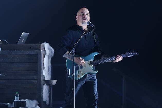 Santiano - Wenn die Kälte kommt Tour 2022 am 11.05.2022 in der Rudolf Weber-Arena in Oberhausen Dirk Schlag, Gitarrist der deutschen Band Santiano steht am 11.05.2022 in der Rudolf Weber-Arena in Oberhausen auf der Bühne.