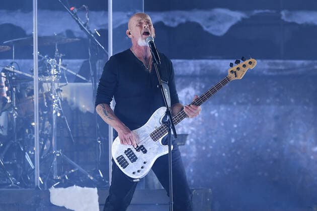 Santiano - Wenn die Kälte kommt Tour 2022 am 11.05.2022 in der Rudolf Weber-Arena in Oberhausen Björn Both, Sänger, Gitarrist ist Bassist der deutschen Band Santiano steht am 11.05.2022 in der Rudolf Weber-Arena in Oberhausen auf der Bühne.