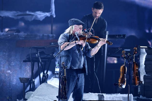 Santiano - Wenn die Kälte kommt Tour 2022 am 11.05.2022 in der Rudolf Weber-Arena in Oberhausen Peter David Pete Sage, Sänger und Geiger der deutschen Band Santiano steht am 11.05.2022 in der Rudolf Weber-Arena in Oberhausen auf der Bühne.