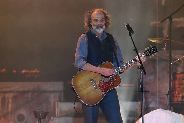 Santiano - Wenn die Kälte kommt Tour 2022 am 11.05.2022 in der Rudolf Weber-Arena in Oberhausen Hans-Timm Timsen Hinrichsen, Sänger, Gitarrist ist Bassist der deutschen Band Santiano steht am 11.05.2022 in der Rudolf Weber-Arena in Oberhausen auf der Bühne.