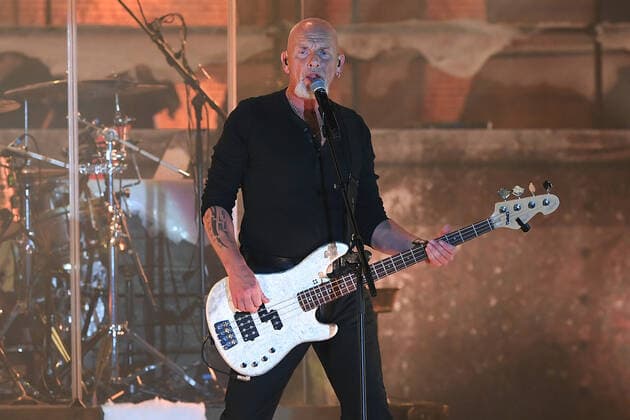 Santiano - Wenn die Kälte kommt Tour 2022 am 11.05.2022 in der Rudolf Weber-Arena in Oberhausen Björn Both, Sänger, Gitarrist ist Bassist der deutschen Band Santiano steht am 11.05.2022 in der Rudolf Weber-Arena in Oberhausen auf der Bühne.
