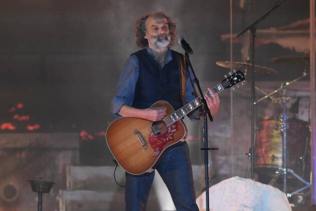 Santiano - Wenn die Kälte kommt Tour 2022 am 11.05.2022 in der Rudolf Weber-Arena in Oberhausen Hans-Timm Timsen Hinrichsen, Sänger, Gitarrist ist Bassist der deutschen Band Santiano steht am 11.05.2022 in der Rudolf Weber-Arena in Oberhausen auf der Bühne.