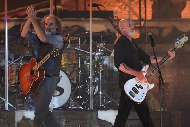 Santiano - Wenn die Kälte kommt Tour 2022 am 11.05.2022 in der Rudolf Weber-Arena in Oberhausen Hans-Timm Timsen Hinrichsen, Sänger, Gitarrist ist Bassist, links - Björn Both, Sänger, Gitarrist ist Bassist, rechts - der deutschen Band Santiano stehen am 11.05.2022 in der Rudolf Weber-Arena in Oberhausen auf der Bühne.