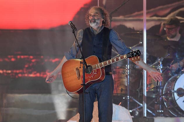 Santiano - Wenn die Kälte kommt Tour 2022 am 11.05.2022 in der Rudolf Weber-Arena in Oberhausen Hans-Timm Timsen Hinrichsen, Sänger, Gitarrist ist Bassist der deutschen Band Santiano steht am 11.05.2022 in der Rudolf Weber-Arena in Oberhausen auf der Bühne.
