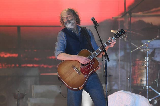 Santiano - Wenn die Kälte kommt Tour 2022 am 11.05.2022 in der Rudolf Weber-Arena in Oberhausen Hans-Timm Timsen Hinrichsen, Sänger, Gitarrist ist Bassist der deutschen Band Santiano steht am 11.05.2022 in der Rudolf Weber-Arena in Oberhausen auf der Bühne.
