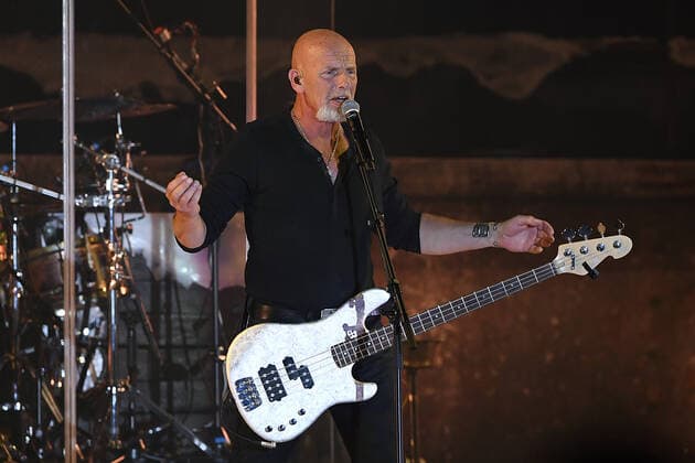 Santiano - Wenn die Kälte kommt Tour 2022 am 11.05.2022 in der Rudolf Weber-Arena in Oberhausen Björn Both, Sänger, Gitarrist ist Bassist der deutschen Band Santiano steht am 11.05.2022 in der Rudolf Weber-Arena in Oberhausen auf der Bühne.