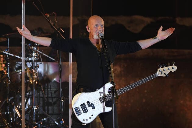 Santiano - Wenn die Kälte kommt Tour 2022 am 11.05.2022 in der Rudolf Weber-Arena in Oberhausen Björn Both, Sänger, Gitarrist ist Bassist der deutschen Band Santiano steht am 11.05.2022 in der Rudolf Weber-Arena in Oberhausen auf der Bühne.