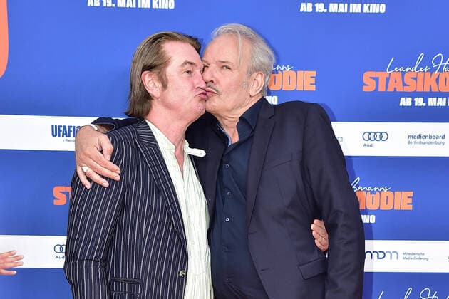 Bilder des Jahres 2022, Entertainment 05 Mai Entertainment Bilder des Tages Badiucao Austellung in Prag Leander Haußmanns STASIKOMÖDIE Detlef Buck, Leander Hausmann Leander Haussmann, Detlef Buck Premiere von Leander Haußmanns STASIKOMÖDIE in Berlin am 12.05.2022 *** Leander Haußmanns STASIKOMÖDIE Detlef Buck, Leander Hausmann Leander Haussmann, Detlef Buck Premiere of Leander Haußmanns STASIKOMÖDIE in Berlin on 12 05 2022 Photopress Mueller