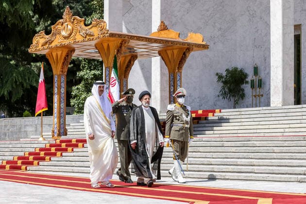 Bilder des Jahres 2022, News 05 Mai News Bilder des Tages Iran, Ayatollah Ali Chamenei und Ebrahim Raisi empfangen Emir von Katar Tamim bin Hamad Al Thani May 12, 2022, Tehran, Tehran, Iran: A handout photo made available by the Iranian presidential office shows, Iranian president EBRAHIM RAISI (R) welcoming the Emir of Qatar Sheikh TAMIM bIN HAMAD AL THANI (L) at the presidential palace in Tehran, Iran, 12 May 2022. Al Thani is in Tehran to meet with Iranian officials. Qatar s emir and the European Union today said they are working to push forward stalled negotiations aimed at reviving a 2015 nuclear deal between Iran and major world powers. Tehran Iran - ZUMAi98_ 20220512_zih_i98_030 Copyright: xIranianxPresidencyx