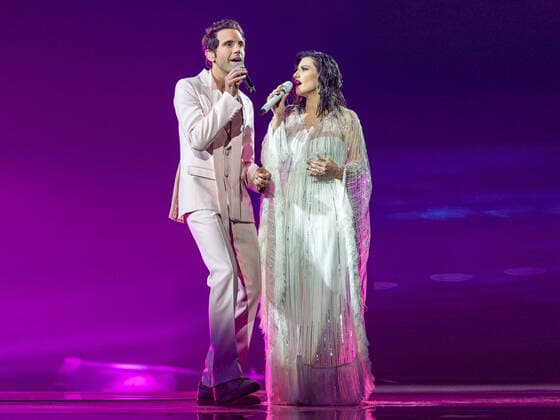 Bilder des Jahres 2022, Entertainment 05 Mai Entertainment Bilder des Tages May 12, 2022, Turin, Italy: Lebanese-born British singer-songwriter, Mika (R), Italian television presenter Alessandro Cattelan (L) and Italian singer Laura Pausini host the second semifinal of the Eurovision Song contest 2022 on May 12, 2022 at the Pala Alpitour venue in Turin. ANSA GOIGEST PRESS OFFICE +++ NO SALES, EDITORIAL USE ONLY Turin Italy  - ZUMAa110 20220512_zaf_a110_081 Copyright: xGoigestxPressxOfficex