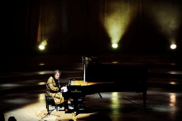 Der kanadische Pianist Chilly Gonzales (= Jason Charles Beck) in der Philharmonie Essen. Canadian pianist Chilly Gonzales (= Jason Charles Beck) at the Philharmonie Essen. Essen NRW DEU;DE;GERMANY;DEUTSCHLAND;ALLEMAGNE
