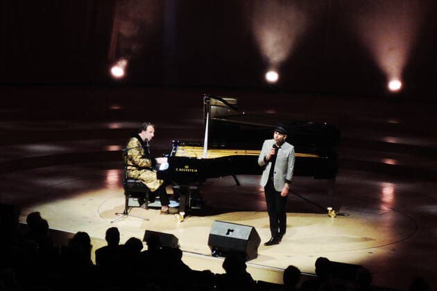 Der kanadische Pianist Chilly Gonzales (= Jason Charles Beck) mit dem Pianisten und Sänger Malakoff Kowalski (= Aram Pirmoradi) in der Philharmonie Essen. Canadian pianist Chilly Gonzales (= Jason Charles Beck) with pianist and singger Malakoff Kowalski (= Aram Pirmoradi) at the Philharmonie Essen. Essen NRW DEU;DE;GERMANY;DEUTSCHLAND;ALLEMAGNE