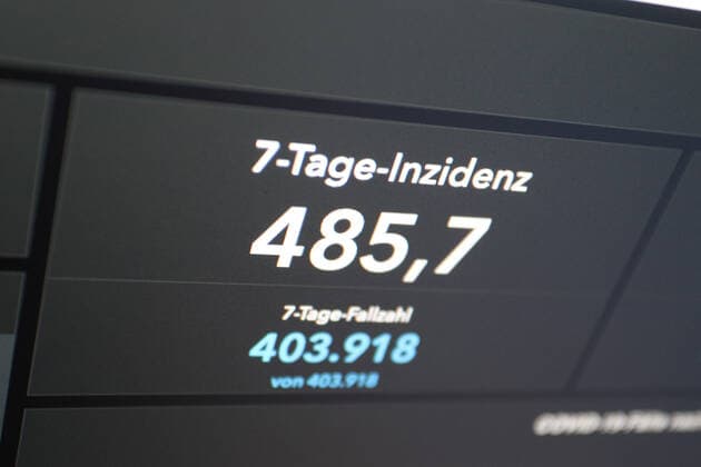 Dashboard des RKI, die 7-Tage-Inzidenz liegt nun bei 485,7 7-Tage-Inzidenz, Dashboard des RKI auf einem Monitor am 13.05.2022 in Siegen Deutschland.