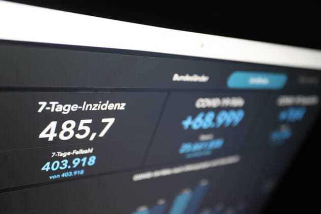 Dashboard des RKI, die 7-Tage-Inzidenz liegt nun bei 485,7 7-Tage-Inzidenz, Dashboard des RKI auf einem Monitor am 13.05.2022 in Siegen Deutschland.