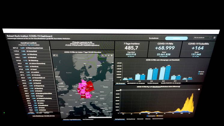 Dashboard des RKI, die 7-Tage-Inzidenz liegt nun bei 485,7 7-Tage-Inzidenz, Dashboard des RKI auf einem Monitor am 13.05.2022 in Siegen Deutschland.