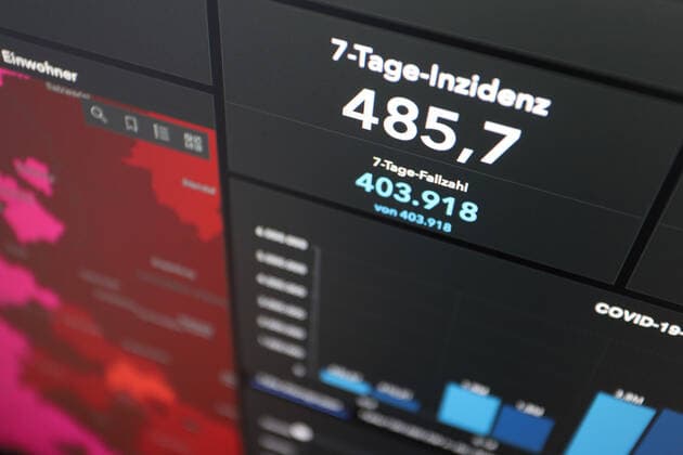 Dashboard des RKI, die 7-Tage-Inzidenz liegt nun bei 485,7 7-Tage-Inzidenz, Dashboard des RKI auf einem Monitor am 13.05.2022 in Siegen Deutschland.