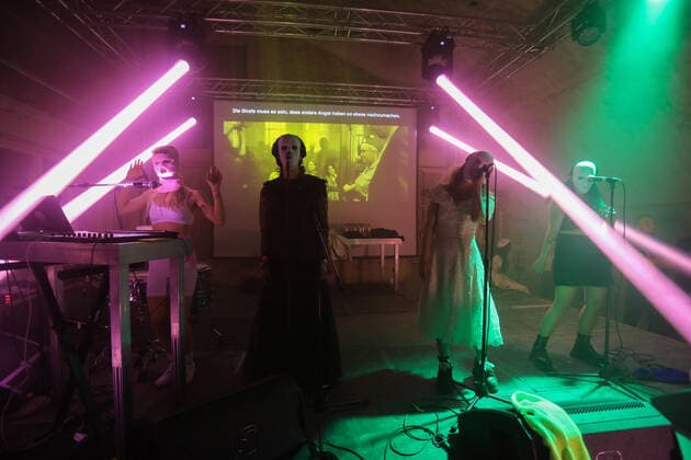 Diana Burkot, Anton Ponomarev, Marija Wladimirowna Aljochina und Olga Borisova, Pussy Riot, beim Konzert der Tour Pussy Red im Funkhaus am 12.05.2022 in Berlin. Pussy Riot Konzert in Berlin