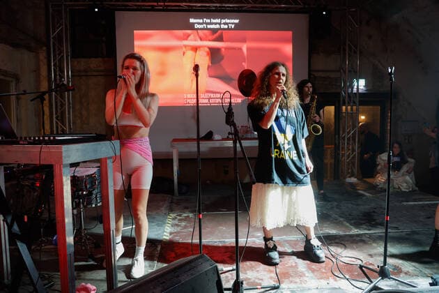 Diana Burkot und Marija Wladimirowna Aljochina, Pussy Riot, beim Konzert der Tour Pussy Red im Funkhaus am 12.05.2022 in Berlin. Pussy Riot Konzert in Berlin