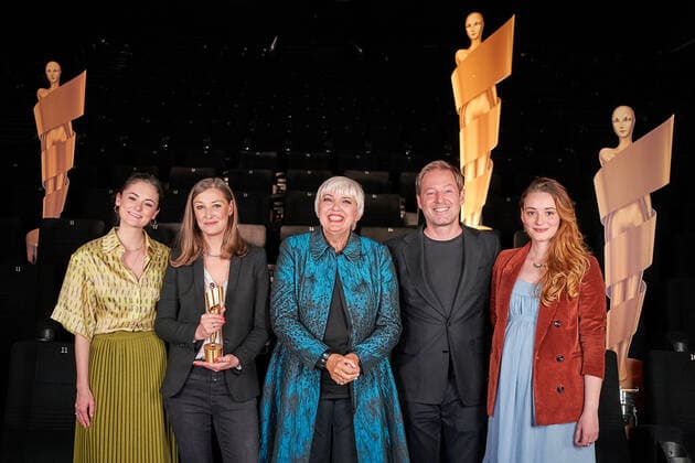 Nominierungsbekanntgabe Deutscher Filmpreis 2022 Lea van Acken, Alexandra Maria Lara, Claudia Roth, Beauftragte der Bundesregierung für Kultur und Medien und Florian Gallenberger und Maria Ehrich beim Fototermin zur Nominierungsbekanntgabe Deutscher Filmpreis 2022 am 12. Mai im Kino in der KulturBrauerei Berlin Copyright: xEventpressxRadkex