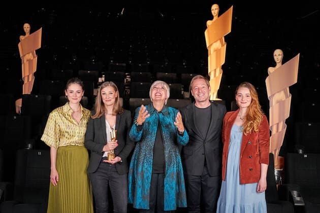 Nominierungsbekanntgabe Deutscher Filmpreis 2022 Lea van Acken, Alexandra Maria Lara, Claudia Roth, Beauftragte der Bundesregierung für Kultur und Medien und Florian Gallenberger und Maria Ehrich beim Fototermin zur Nominierungsbekanntgabe Deutscher Filmpreis 2022 am 12. Mai im Kino in der KulturBrauerei Berlin Copyright: xEventpressxRadkex