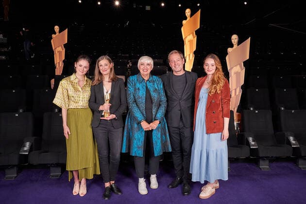 Nominierungsbekanntgabe Deutscher Filmpreis 2022 Lea van Acken, Alexandra Maria Lara, Claudia Roth, Beauftragte der Bundesregierung für Kultur und Medien und Florian Gallenberger und Maria Ehrich beim Fototermin zur Nominierungsbekanntgabe Deutscher Filmpreis 2022 am 12. Mai im Kino in der KulturBrauerei Berlin Copyright: xEventpressxRadkex