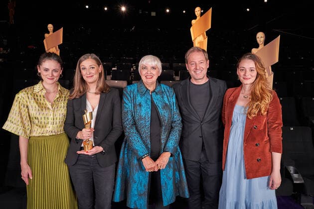 Nominierungsbekanntgabe Deutscher Filmpreis 2022 Lea van Acken, Alexandra Maria Lara, Claudia Roth, Beauftragte der Bundesregierung für Kultur und Medien und Florian Gallenberger und Maria Ehrich beim Fototermin zur Nominierungsbekanntgabe Deutscher Filmpreis 2022 am 12. Mai im Kino in der KulturBrauerei Berlin Copyright: xEventpressxRadkex
