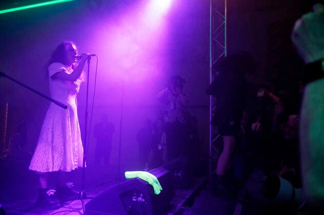 Maria Aljochina von Pussy Riot live bei einem Konzert der Riot Days Tour in der Shedhalle im Funkhaus Berlin. Berlin, 12.05.2022