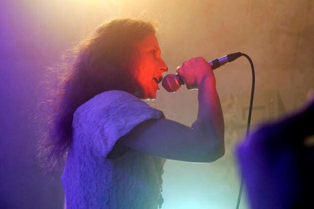 Maria Aljochina von Pussy Riot live bei einem Konzert der Riot Days Tour in der Shedhalle im Funkhaus Berlin. Berlin, 12.05.2022