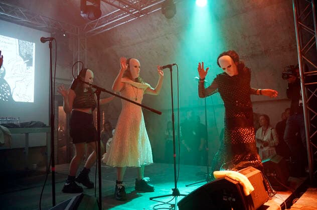 Pussy Riot live bei einem Konzert der Riot Days Tour in der Shedhalle im Funkhaus Berlin. Berlin, 12.05.2022