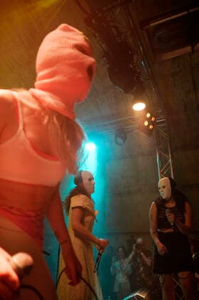 Pussy Riot live bei einem Konzert der Riot Days Tour in der Shedhalle im Funkhaus Berlin. Berlin, 12.05.2022