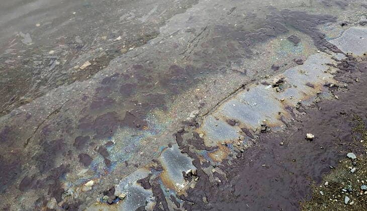 IMAGO Nature: Unsere Erde, Ressourcen, ErdÃ¶l KAMCHATKA TERRITORY, RUSSIA - MAY 13, 2022: An aerial view of a 15-centimeter-wide and 500-meter-long oil spill in Avacha Bay. A response team of the Center for Civil Defense, Emergency Situations and Fire Safety of the Kamchatka Territory has arrived at the site. Best quality available. Kamchatka Territory Center for Civil Defense, Emergency Situations and Fire Safety TASS THIS IMAGE WAS PROVIDED BY A THIRD PARTY. EDITORIAL USE ONLY  TS130E7E
