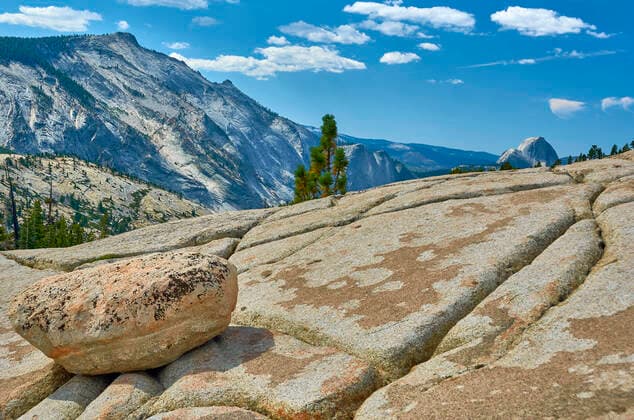 IMAGO Nature: Unsere Erde, Naturschutz, Naturschutzgebiete in Nordamerika Blick vom Olmsted Point in das Yosemite Tal mit dem Half Dome ganz rechts, USA, Kalifornien, Yosemite Nationalpark Vista from Olmsted Point onto the Yosemite Valley with Half Dome (right), USA, California, Yosemite National Park BLWS666914 *** View from Olmsted Point onto the Yosemite Valley with Half Dome right , USA, California, Yosemite National Park Vista from Olmsted Point onto the Yosemite Valley with Half Dome right , USA, California, Yosemite National Park BLWS666914 Copyright: xblickwinkel L.xF.xPostlx