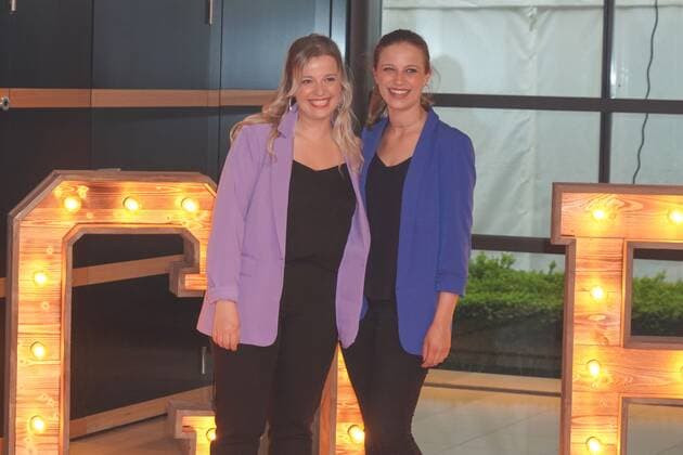 Zum fuenften Mal wird der Preis in Laupheim verilehen. Jessica und Vanessa ( Porter Percussion Duo ) - Verleihung des Carl Laemmle ProduzentenpreisZum fuenften Mal wird der Preis in Laupheim verilehen. Deutschland, Laupheim, Schloss Grosslaupheim, 12.05.2022